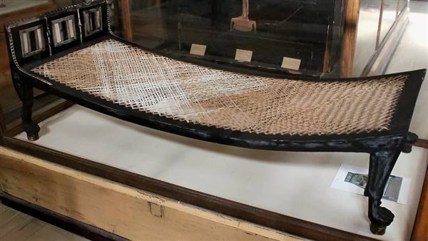 سرير من الخشب