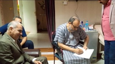 يباشر عمله من غرفة الإفاقة.. تحسن الحالة الصحية لمدير مستشفيات جامعة أسوان