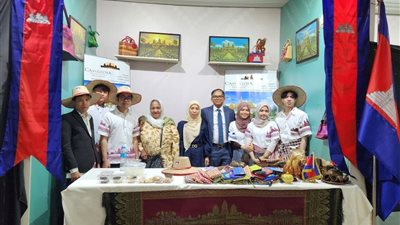 سفير كمبوديا يتفقد معرض ديارنا زهور الربيع بحضور أفراد جالية المملكة في مصر