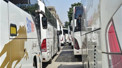 توافد جماهير الزمالك على مقر النادي استعدادا للانتقال لحضور مباراة المصري 