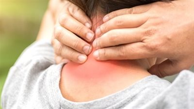 أبرزها الألم المستمر.. أعراض تيبس الرقبة 