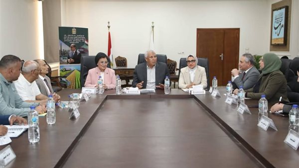 جانب من لقاء محافظ