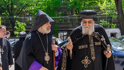  البابا تواضروس الثاني يزور مطرانية الأرمن الأرثوذكس في رومانيا | صور 