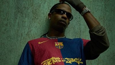 ترافيس سكوت يضع بصمته على الكلاسيكو الإسباني بتصميم قميص برشلونة الجديد | صور