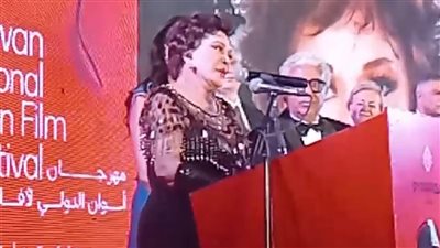 لبلبة باكيةً بعد تكريمها في مهرجان أسوان لأفلام المرأة: أتمنى أقدم أعمالًا يفتكرني بيها الجمهور