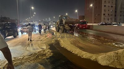 انقلاب سيارة نصف نقل محملة بزيت طعام أعلى محور 26 يوليو