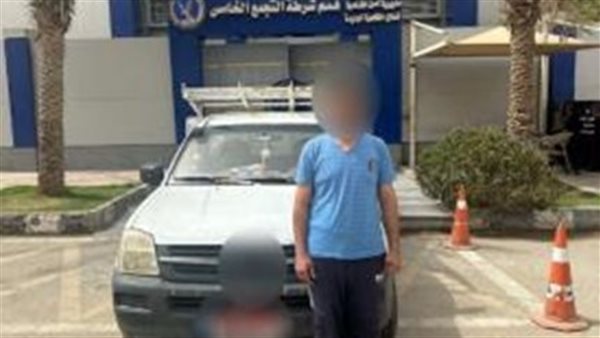 طفل يقود سيارة ربع