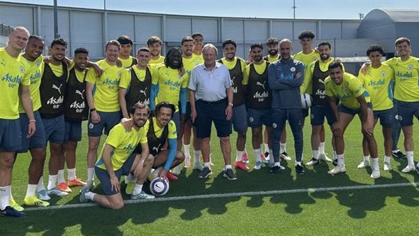 نيل وارنوك وسط لاعبي