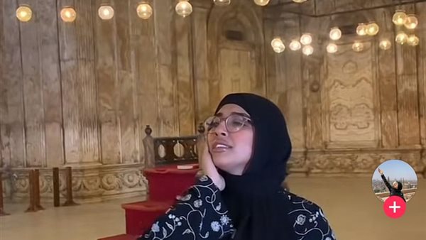 فتاة تؤذن داخل مسجد