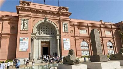 ممنوع طلب التصوير مع الأجانب.. المتحف المصري بالتحرير يصدر تعليمات جديدة لضبط مسار الزيارة داخل قاعات العرض 