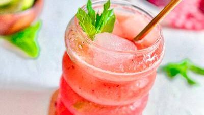 ليس منها الآيس كوفي.. أفضل المشروبات الطبيعية لترطيب الجسم في الصيف