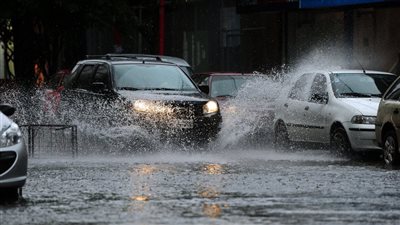 7 نصائح لقيادة السيارة بأمان خلال سقوط الأمطار.. تعرف عليها