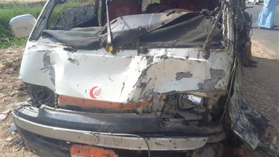 إصابة عامل في حادث تصادم بين سيارة ربع نقل وميكروباص بسوهاج | صور