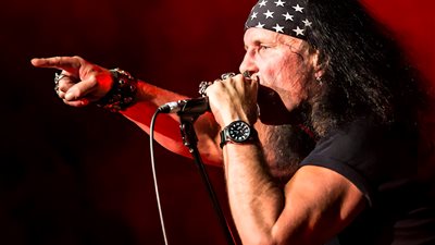 سعر التذكرة بـ 50 ألف جنيه.. ديف إيفانز نجم الروك العالمي يُحيي أول حفلاته في مصر 