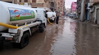 بسبب الأمطار الغزيرة.. استمرار شفط المياه من شوارع الباجور بالمنوفية| صور