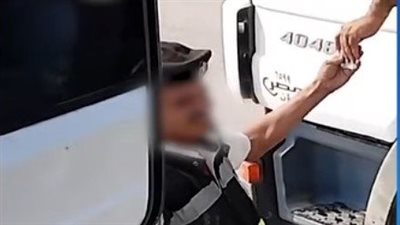 مصدر أمني: فيديو تجاوز فرد شرطة على طريق سريع قديم.. وهو مفصول من الخدمة