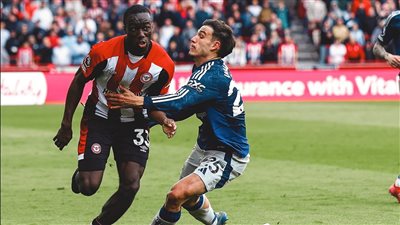 مانشستر يونايتد يسقط أمام برينتفورد برباعية في الدوري الإنجليزي 