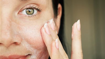 ابحثي عن هذه المصطلحات.. أفضل واقي شمس للبشرة الدهنية في الصيف