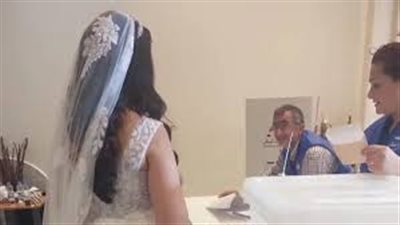 بفستان الزفاف.. عروس تُدلي بصوتها في الانتخابات البلدية بـ لبنان وتتصدر التريند 