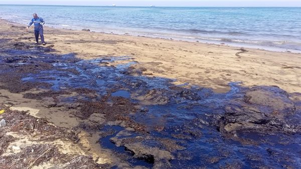 بقع الزيت على شواطئ