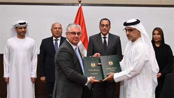 جانب من توقيع عقود