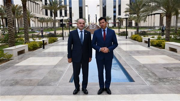 وزير الرياضة مع رئيس
