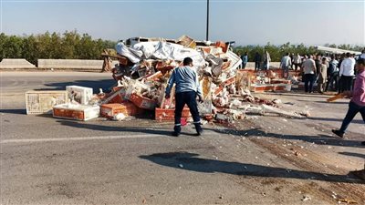 إصابة شخصين في انقلاب سيارة نقل محملة بالدواجن على الطريق الإقليمي