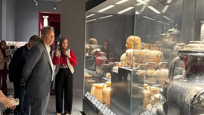 نائب وزير الخارجية التايلاندي ووفد من هيئة الرقابة العامة برومانيا يزورون المتحف اليوناني الروماني