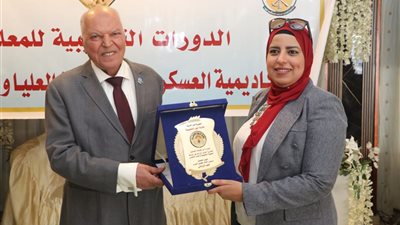 نقيب المعلمين يكرم 5 معلمات.. ويعلن تكريم شهري للمتميزين