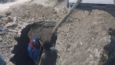 كسر ماسورة مياه في منطقة العطارين بالإسكندرية.. والحي يتدخل لسرعة إصلاحها 