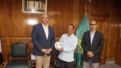 محافظ القليوبية يلتقي بالعامل المكرم من الرئيس السيسي خلال احتفالية عيد العمال