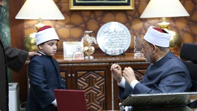 شيخ الأزهر يستقبل صغيرا أزهريا بعد إبداعه في حفظ المتون.. والدكتورة إلهام شاهين: والدته محبة للدين والتراث