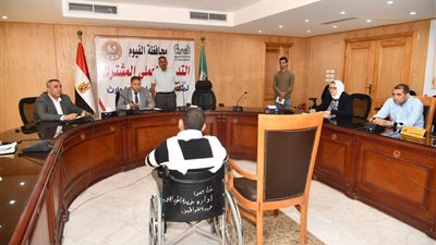 خلال اللقاء الدوري لخدمة المواطنين.. محافظ الفيوم يوجه بتوفير مساعدات مالية ومعاشات للحالات الأولى بالرعاية