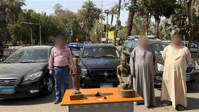 أوهماه أنها قطع أثرية.. ضبط شخصين حاولا بيع تمثالين من الجرانيت بالقاهرة