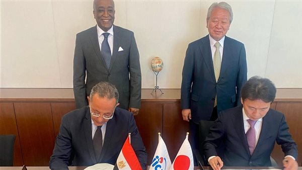 جانب من التوقيع 