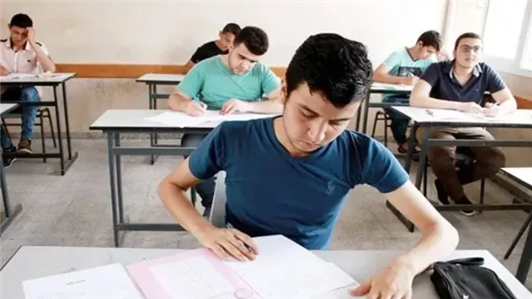 طلاب في لجنة الامتحان