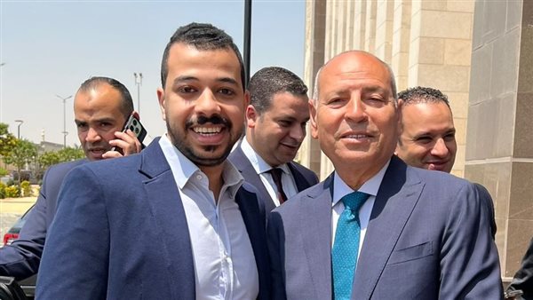 محافظ القاهرة مع