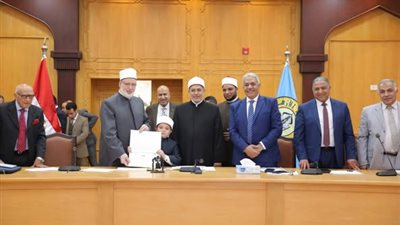 بعد إبداعه في حفظ المتون.. مجلس جامعة الأزهر يهدي صغيرًا أزهريًا درع الجامعة وشهادة تقدير