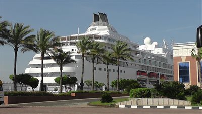 قادمة من قبرص.. ميناء الإسكندرية يستقبل السفينة السياحية Seven Seas Navigator