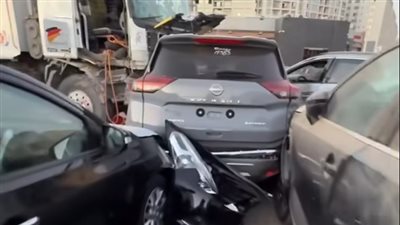 خسائر بالملايين.. تريلا تقتحم صالة عربيات وتدمر عددا كبيرا منها في القطامية | صور