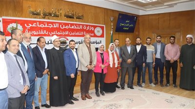 في أجواء مليئة بالفرح.. محافظ القليوبية يُسلِم 495 حاجا ملابس الإحرام 