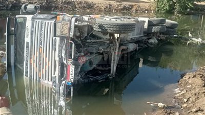 انقلاب سيارة نقل ثقيل في ترعة بالمنوفية 