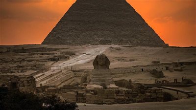 الفنان الإيطالي مايكل أنجلو بيستوليتو يُنير أهرامات الجيزة في النسخة الخامسة من Forever Is Now