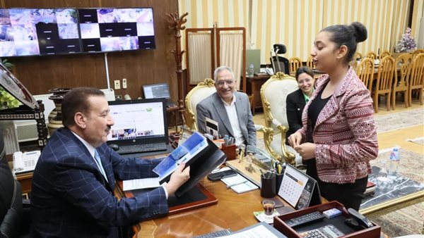 خلال تكريم طالبة