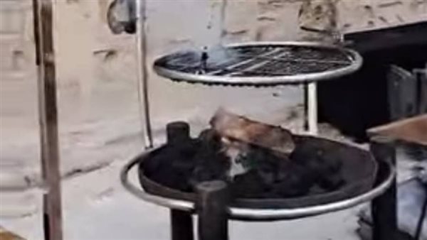 شوي اللحمة داخل معبد