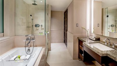  حارس أمن يثير الجدل بفندق أمريكي بعد طلبه من امرأة مغادرة الحمام وإثبات جنسها.. ما القصة؟