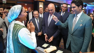 أحمد أبو هشيمة وباسل رحمي يتفقدان المشروعات المتأهلة بمسابقة ستارت أب باور