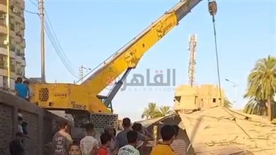 باستخدام المعدات الثقيلة.. رفع آثار حادث انهيار سقف موقف على 40 سيارة في قنا