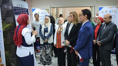 رئيس جامعة بنها يفتتح معرضا للمشروعات الطلابية في مجال العلوم التطبيقية