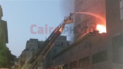 وسط محاولات السيطرة.. امتداد النيران لشركة أدوية مجاورة لحريق عمارة بنك القاهرة في وسط البلد